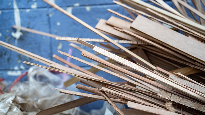 Haufen zersplitterter Holzbretter als Abfall zur Darstellung von Nachhaltigkeit und Müllvermeidung.