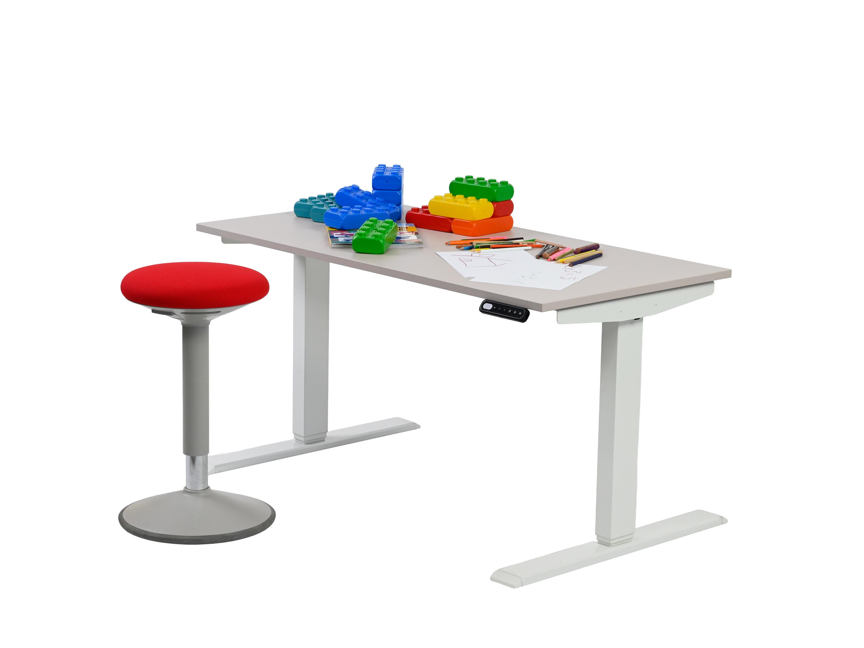 elektrisch höhenverstellbares Tischgestell in Weiß inkl. Tischplatte in sanftem Rosa mit Bedieneinheit und Dekoration auf der Tischplatte, zusätzlich ein Steh-Sitzhocker mit rotem Stoff