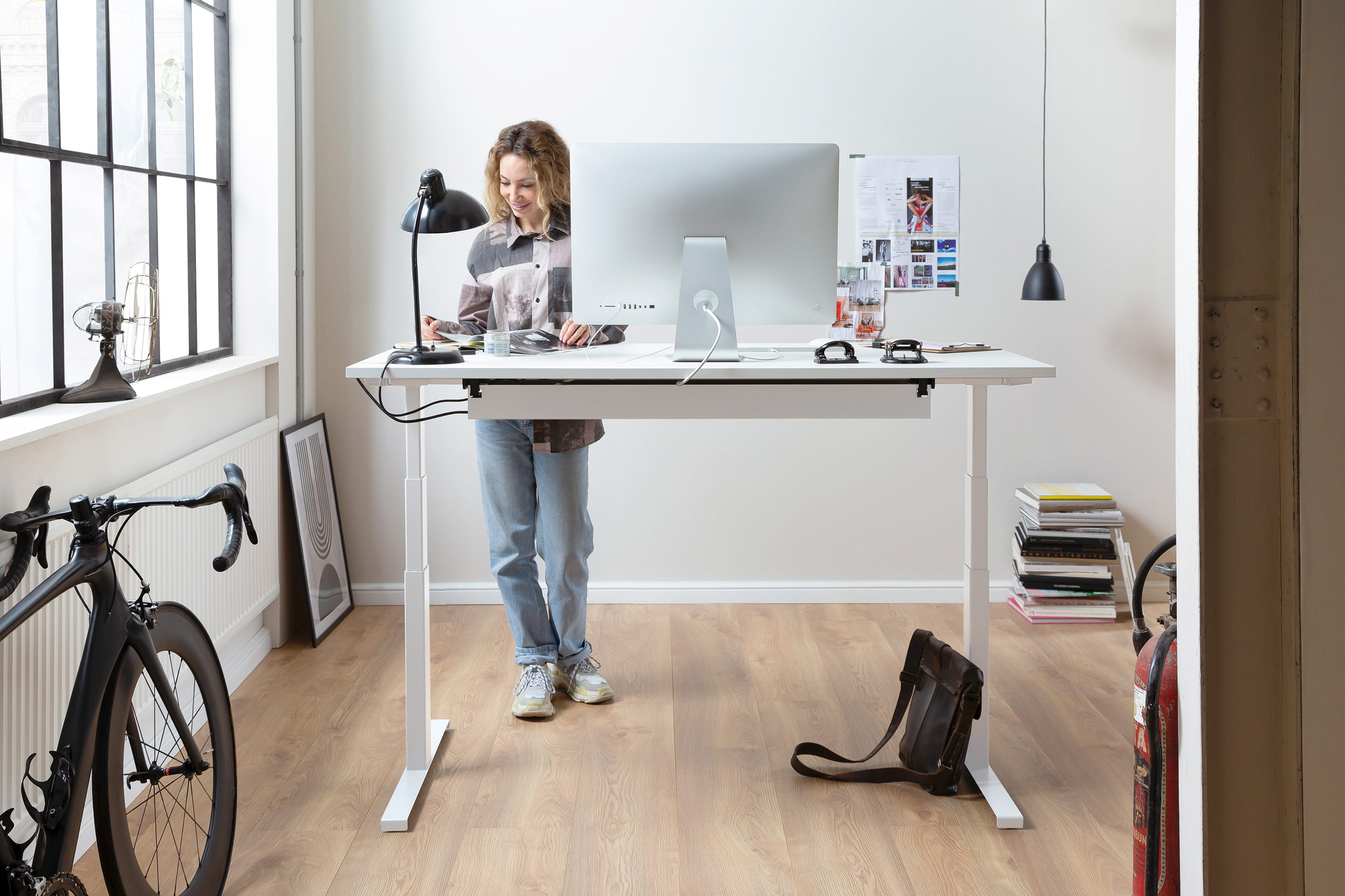 bild09_easydesk_weiss_milieu_3000x2000 bild09_easydesk_weiss_milieu_3000x2000