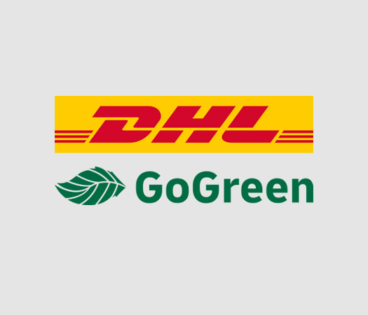 Das Logo von DHL mit dem GoGreen-Programm, das Nachhaltigkeit und umweltfreundliche Lieferung fördert.