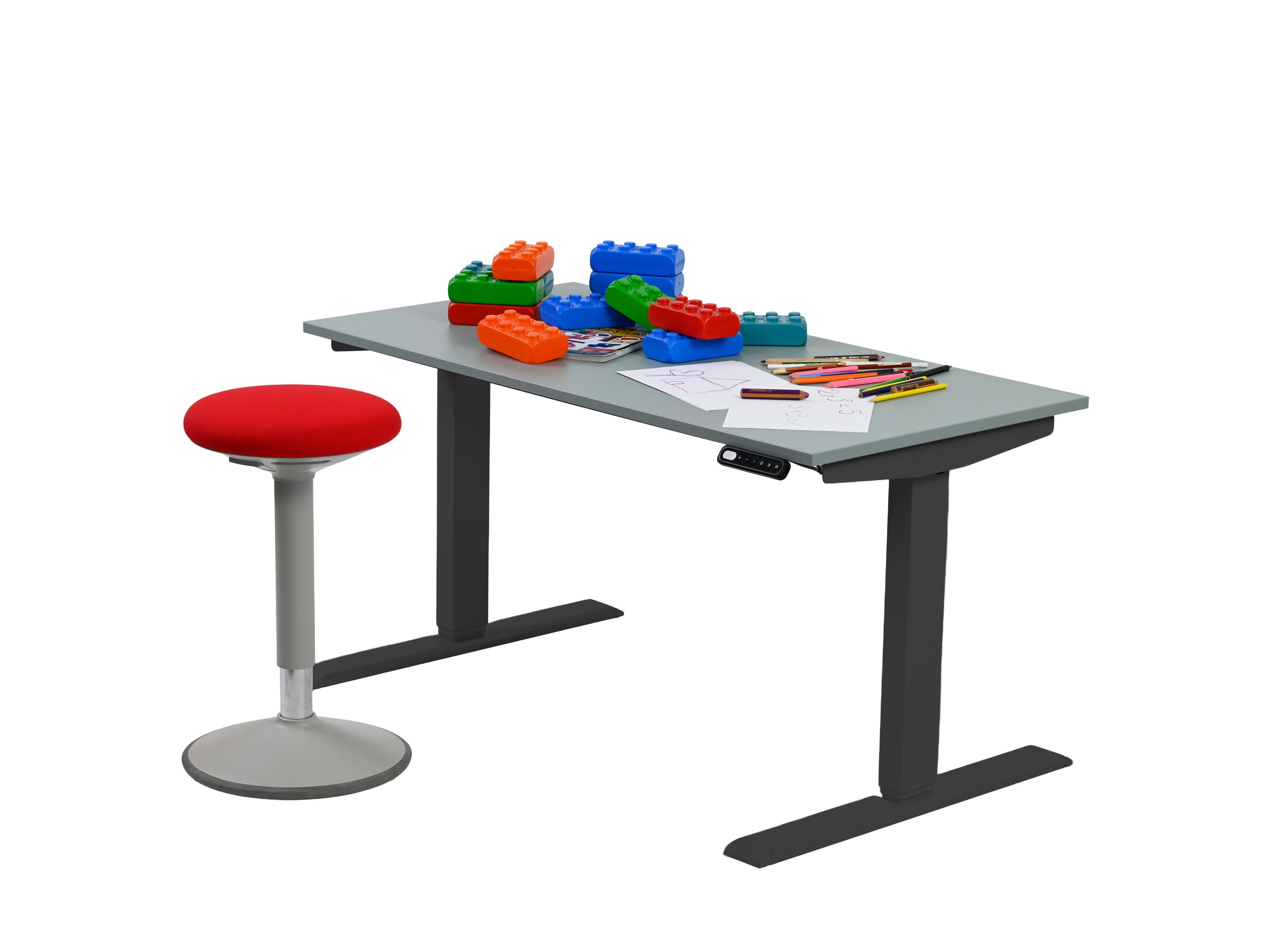 Kindertisch mit schwarzem Gestell und dunkelblauer Platte sowie Stehhocker mit rotem Stoff und Spielbausteinen auf dem Tisch
