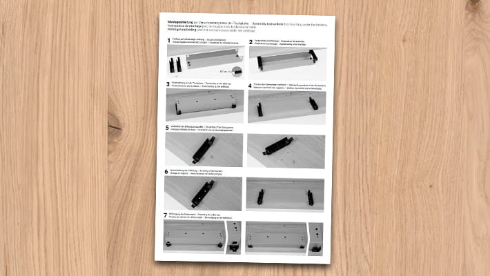 Instructions de montage pour les bacs à câbles en sept étapes avec texte et images.