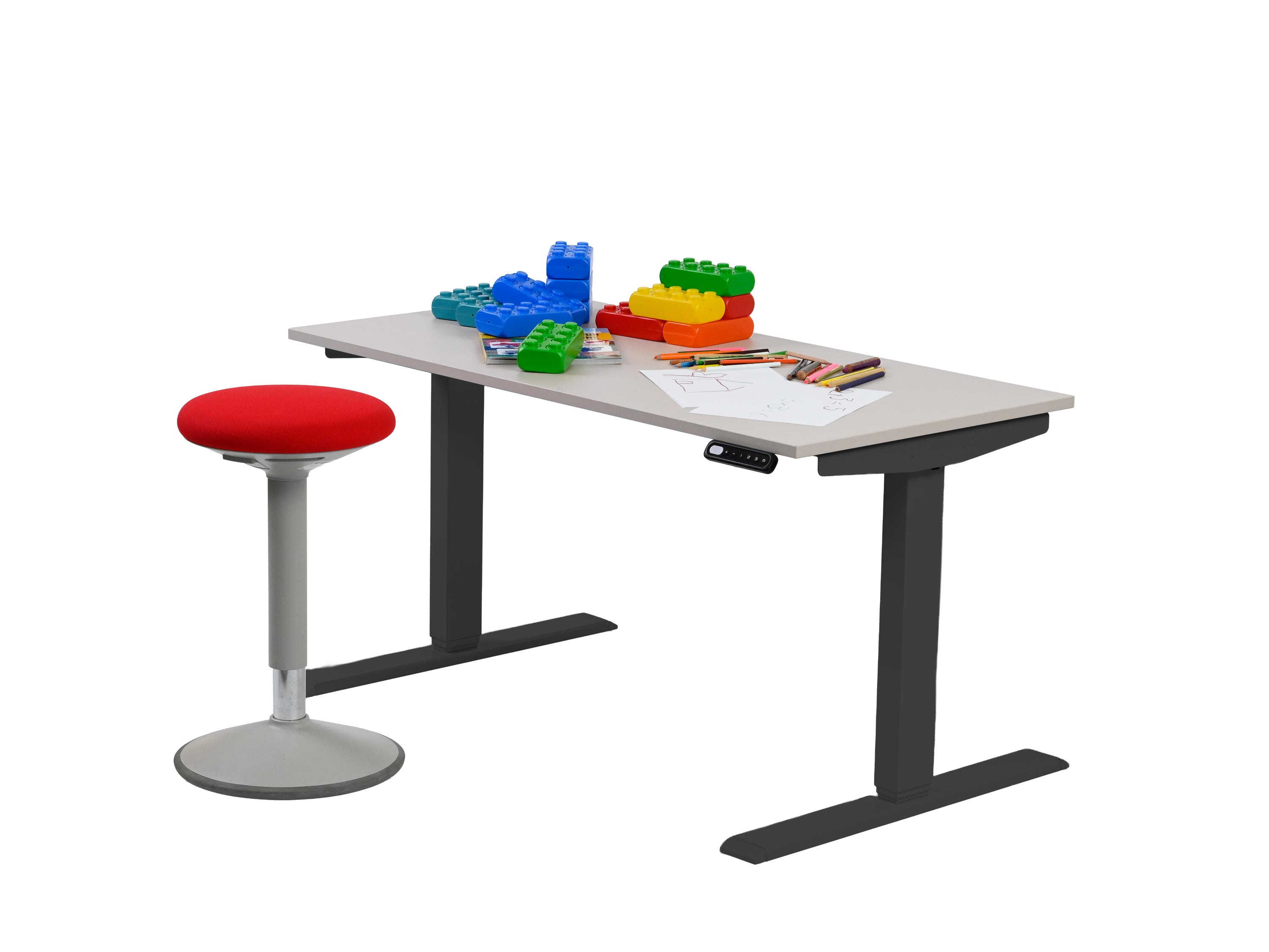Kindertisch höhenverstellbar mit schwarzem Gestell und rosaner Tischplatte eingefahren mit Spielbausteinen und Malblättern auf dem Tisch mit Stehhocker in rotem Stoff
