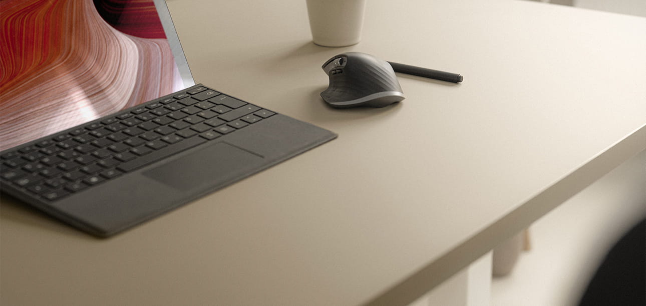 Schreibtisch mit Laptop, Maus und Stift, beige FENIX NTM Tischplatte mit matter Oberfläche.